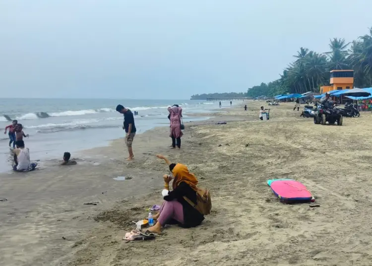 Sejumlah wisatawan, sedang bermain di wisata Pantai Anyer. (ISTIMEWA)