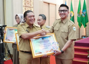 Wakil Bupati (Wabup) Pandeglang Tanto Warsono Arban (kanan), menerima penghargaan dari Pj Gubernur Banten Al Muktabar, Senin (11/12/2023). (ISTIMEWA)