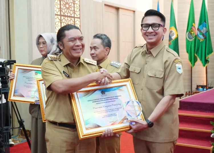 Wakil Bupati (Wabup) Pandeglang Tanto Warsono Arban (kanan), menerima penghargaan dari Pj Gubernur Banten Al Muktabar, Senin (11/12/2023). (ISTIMEWA)