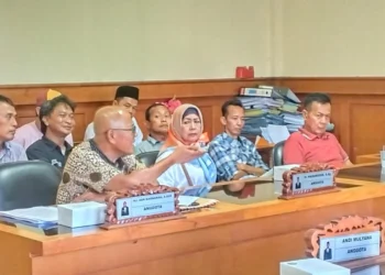 Seorang warga penolak pembangunan tower BTS, menyampaikan aspirasinya dihadapan anggota DPRD Kabupaten Pandeglang, di ruang Komisi I DPRD setempat, Rabu (13/12/2023). (FAHRIE/SATELITNEWS.COM)