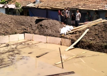 Sejumlah aparatur terkait, dari Kelurahan, Kecamatan dan warga sekitar, meninjau dan meminta segala aktivitas pendirian tower BTS di Kelurahan Kadu Merak, Kecamatan Karang Tanjung, Kabupaten Pandeglang, yang sudah dilakukan sebelumnya, harus dihentikan, Kamis (14/12/2023). ? FAHRIE/SATELITNEWS.COM)