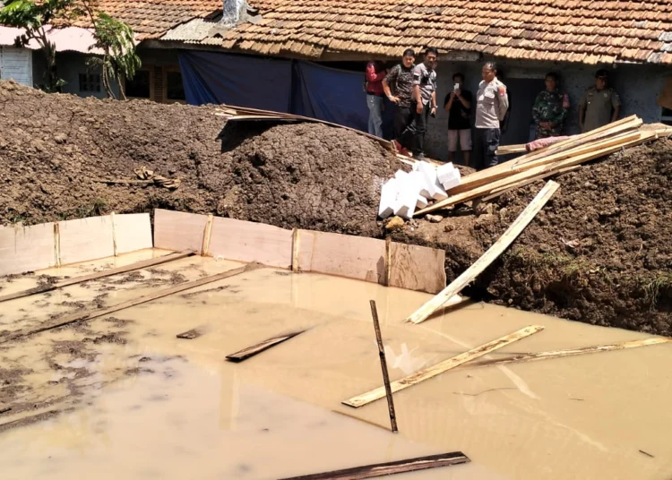 Sejumlah aparatur terkait, dari Kelurahan, Kecamatan dan warga sekitar, meninjau dan meminta segala aktivitas pendirian tower BTS di Kelurahan Kadu Merak, Kecamatan Karang Tanjung, Kabupaten Pandeglang, yang sudah dilakukan sebelumnya, harus dihentikan, Kamis (14/12/2023). ? FAHRIE/SATELITNEWS.COM)