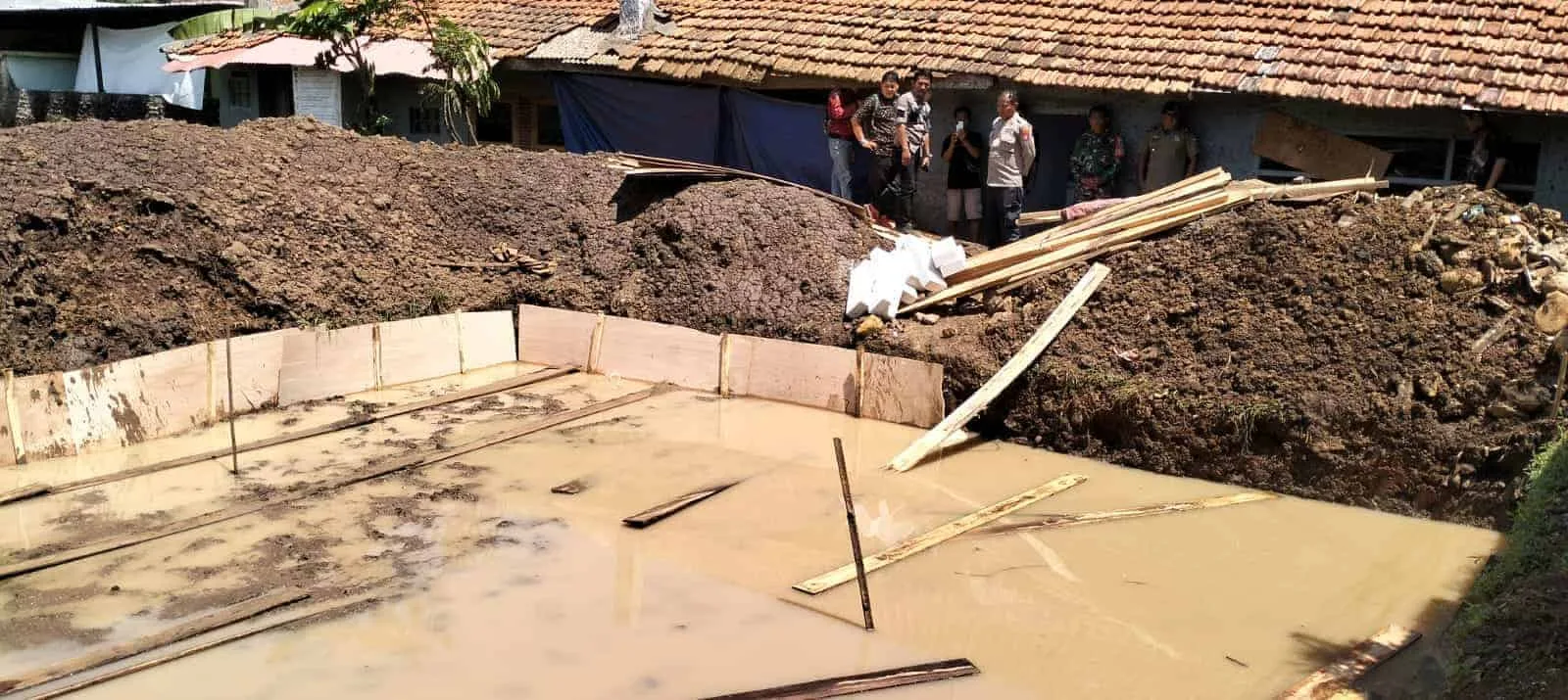 Sejumlah aparatur terkait, dari Kelurahan, Kecamatan dan warga sekitar, meninjau dan meminta segala aktivitas pendirian tower BTS di Kelurahan Kadu Merak, Kecamatan Karang Tanjung, Kabupaten Pandeglang, yang sudah dilakukan sebelumnya, harus dihentikan, Kamis (14/12/2023). ? FAHRIE/SATELITNEWS.COM)