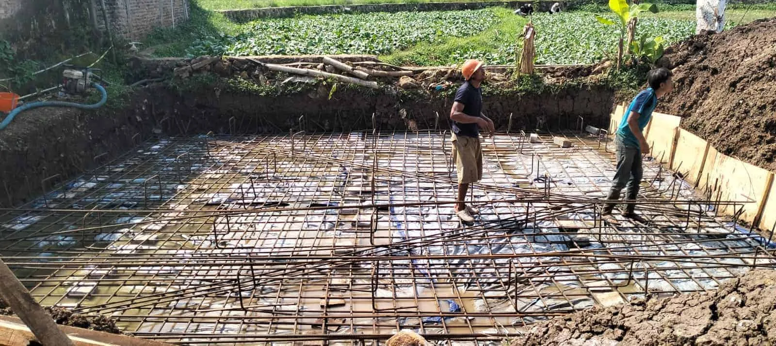 Sejumlah pegawai, memasang besi untuk pondasi tower BTS di Kadu Merak, Kecamatan Karang Tanjung, Kabupaten Pandeglang, Senin (18/12/2023). (FAHRIE/SATELIT NEWS)