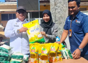 Diskoumperindag Kabupaten Serang, gelar Operasi Pasar (OP) minyak dan jenis barang kebutuhan pokok lainnya, Rabu (20/12/2023). (SIDIK/SATELITNEWS.COM)