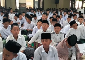 Ratusan santri mengikuti istighosah, di Masjid Agung Ar Rahman, Kabupaten Pandeglang, Rabu (20/12/2023). (FAHRIE/SATELITNEWS.COM)