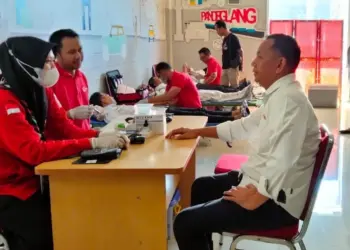 Asda I Bidang Pemkesra Setda Pandeglang, Doni Hermawan, diperiksa kesehatan sebelum melakukan donor darah, Rabu (20/12/2023). (FAHRIE/SATELITNEWS.COM)