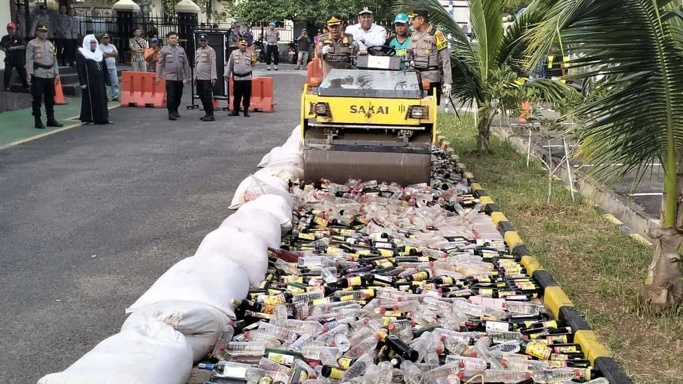 Ribuan botol Miras, dimusnahkan di halaman Mapolres Pandeglang, Kamis (21/12/2023). (FAHRIE/SATELITNEWS.COM)