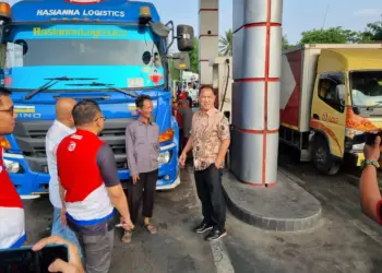 Tim Polda Banten bersama jajaran pegawai Pertamina, pantau pendistribusian BBM jelang liburan Nataru. (ISTIMEWA)