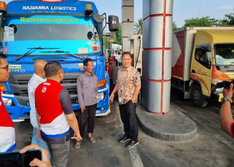 Tim Polda Banten bersama jajaran pegawai Pertamina, pantau pendistribusian BBM jelang liburan Nataru. (ISTIMEWA)