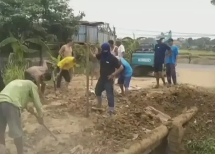 Dilewati Truk Pengangkut Tanah, Warga Kresek Bongkar Paksa Jembatan