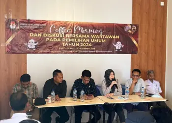 Komisioner KPU Kabupaten Pandeglang, sedang menyampaikan pemaparannya, Kamis (28/12/2023). (MARDIANA/SATELITNEWS.COM)