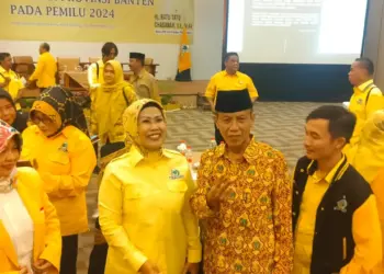 Ketua DPW Partai Golkar Banten Ratu Tatu Chasanah, berbincang dengan pengurus dan kader Golkar, Kamis (28/12/2023). (SIDIK/SATELITNEWS.COM)