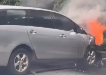 Mobil Terbakar Setelah Tabrak Dua Pemotor di Rawa Buntu