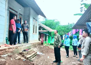 Kepala DPKPP Kabupaten Pandeglang, Roni, meninjau proses pembangunan RTLH. (ISTIMEWA)