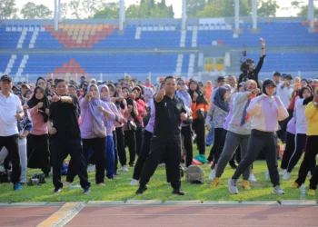 Kegiatan Sapa Sehat Kota Tangerang, diisi dengan gerak jalan dan senam sehat, yang digelar di Stadion Benteng Reborn, Jumat (8/12/2023). (ISTIMEWA)