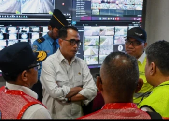 Menhub meninjau pergerakan penumpang dalam rangka angkutan Natal 2023 dan Tahun Baru 2024 di Bandara Soekarno-Hatta, Tangerang, Minggu (24/12). (ISTIMEWA)