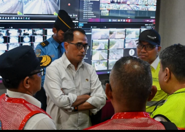 Menhub meninjau pergerakan penumpang dalam rangka angkutan Natal 2023 dan Tahun Baru 2024 di Bandara Soekarno-Hatta, Tangerang, Minggu (24/12). (ISTIMEWA)