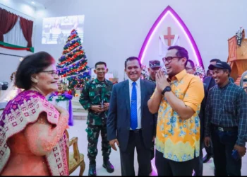 Wakil Wali Kota Tangsel Pilar saat meninjau perayaan Natal di HKBP Ciputat, pada Minggu (24/12). (ISTIMEWA)