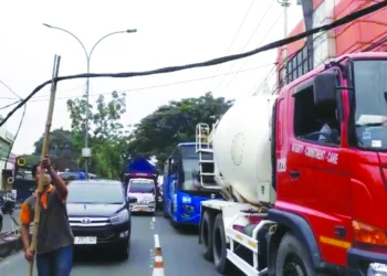 abel Menjuntai di Jalan Ir Juanda Ciputat Timur Dikeluhkan