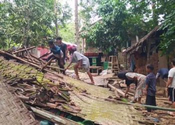 Sedang Memasak, Mendadak Rumah Warga di Lebak Ambruk