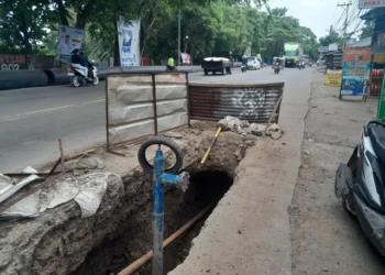 Sudah 4 Pengendara Terperosok, Warga Keluhkan Galian Pipa di Jalan M Thoha Tangerang