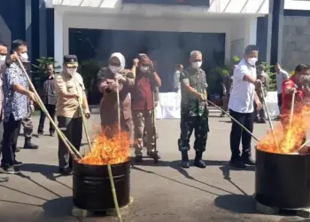 Kejari Lebak Musnahkan Sabu Hingga Sajam