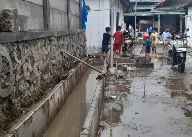 Rumah Kebanjiran, Warga Kelurahan Cipondoh Protes