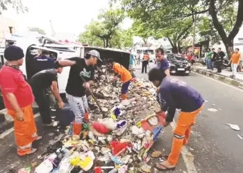 Sopir Mengantuk, Mobil Pengangkut Sampah Terguling di Serpong