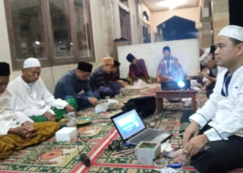 DOA BERSAMA: Suasana kegiatan dzikir dan doa bersama di Musala Safinatunnaja, Kampung Kedong-dong, Desa Pasirnangka, Kecamatan Tigaraksa, Minggu (31/12/2023). (ALFIAN HERIANTO/SATELIT NEWS)