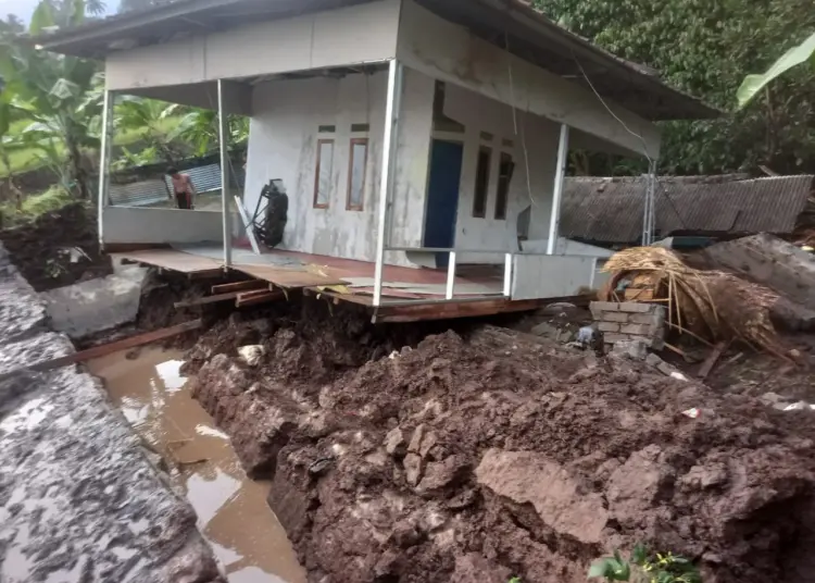 Rumah warga Kampung Tenjolaya Tengah, Kelurahan Kabayan, Kecamatan Pandeglang, terdampak longsor.