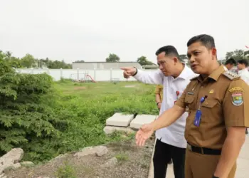 MONITORING: Pj Bupati Tangerang Andi Ony Prihartono dan Camat Jayanti Yandri Permana, terlihat sedang melakukan monitoring di wilayah Kecamatan Jayanti, Selasa (2/1). (ALFIAN HERIANTO)