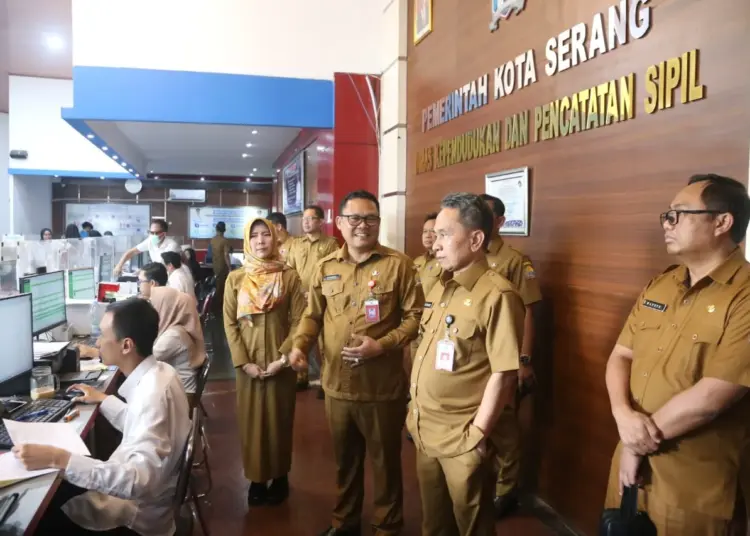 Hari pertama masuk kerja, Pj Walikota Serang Yedi Rahmat, meninjau pembuatan e-KTP di Dinas Kependudukan dan Catatan Sipil (Disdukcapil) Kota Serang, Selasa (2/1/2024). (LUTHFI/SATELITNEWS.COM)