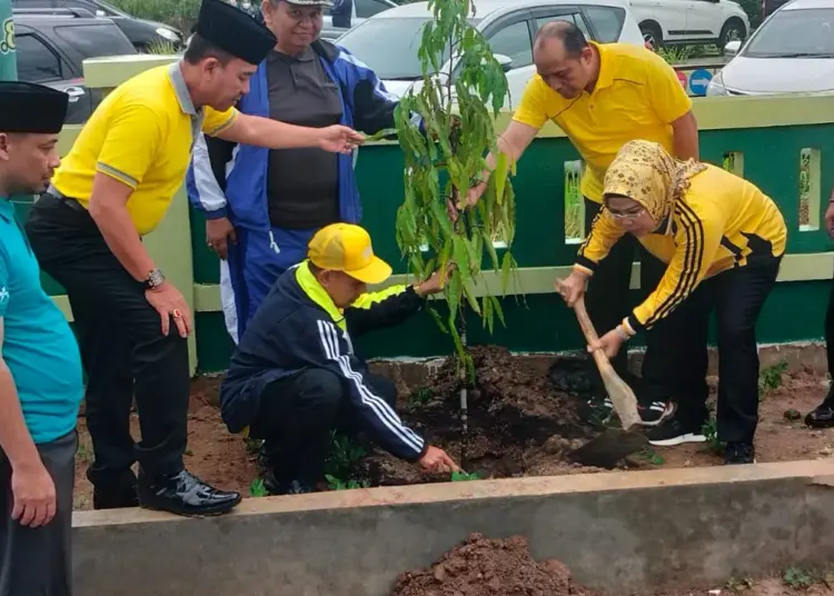 Bupati Serang Ratu Tatu Chasanah, melakukan penanaman pohon di kantor baru milik Kemenag Kabupaten Serang, Rabu (3/1/2024). (SIDIK/SATELITNEWS.COM)