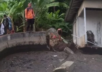 Petugas BPBDPK Kabupaten Pandeglang, memeriksa titik longsor akibat banjir, beberapa waktu lalu. (ISTIMEWA)