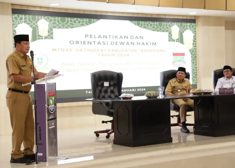 Ketua Umum LPTQ Kabupaten Tangerang Moch. Maesyal Rasyid sedang memberikan pemaparan kepada 170 dewan hakim di Gedung Serba Guna (GSG) Pusat Pemerintahan Kabupaten Tangerang, Tigaraksa, Senin (8/1). (ALFIAN HERIANTO)