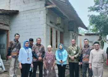 Kepala DPKPP Kabupaten Pandeglang, Roni, berfoto bersama dengan warga, usai meninjau pembangunan rumah yang didanai melalui program pembangunan RTLH. (ISTIMEWA)