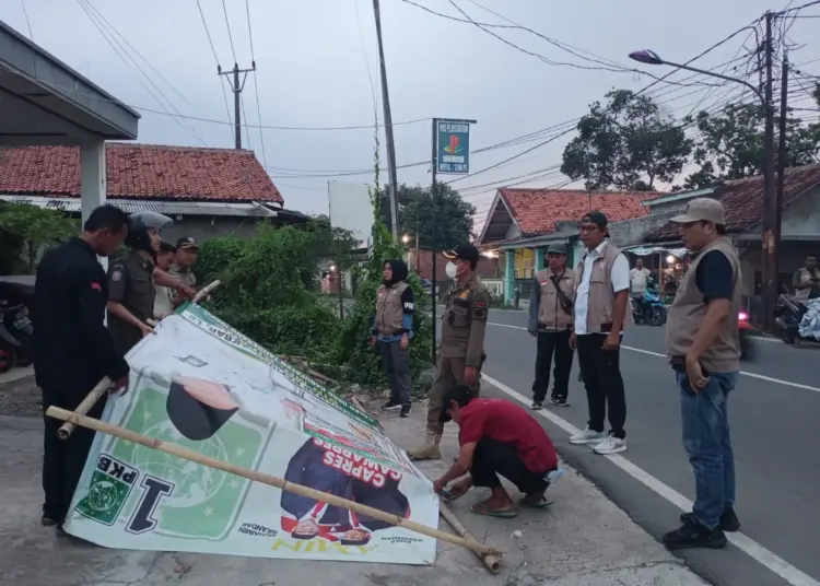 PENERTIBAN: Ketua Bawaslu Kabupaten Tangerang berserta jajaran dan Satpol PP Kabupaten Tangerang melakukan penertiban terhadap APK yang diduga telah melanggar aturan, Rabu (10/1). (ALFIAN HERIANTO)