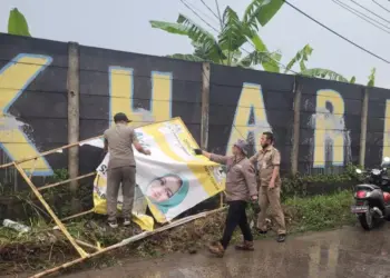 MENERTIBKAN APK: Ketua Panwaslu Panongan, Putra Jaya bersama jajaran dan Trantib Kecamatan Panongan terlihat sedang menertibkan APK milik Caleg DPR RI, Airin Rachmi. (ISTIMEWA)