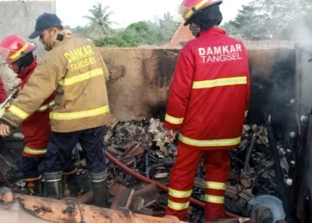 Korsleting Listrik, Lantai Dua Rumah Warga di Ciputat Hangus Terbakar