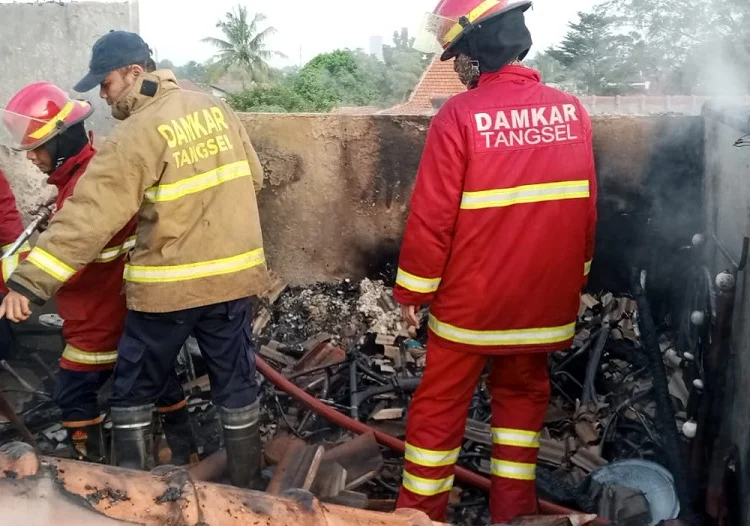 Korsleting Listrik, Lantai Dua Rumah Warga di Ciputat Hangus Terbakar