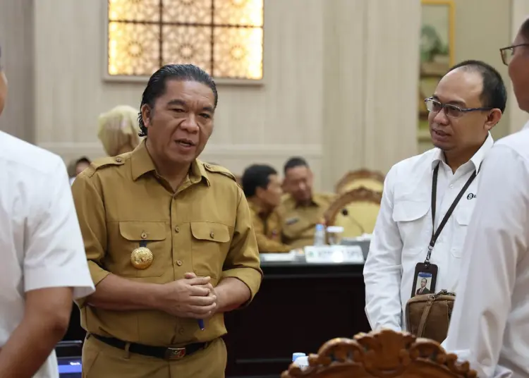 Pj Gubernur Banten Al Muktabar sedang berbincang. (LUTHFI/SATELITNEWS.COM)