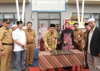 PERESMIAN: Pj Bupati Tangerang Andi saat meresmikan BLK Komunitas Ponpes Modern Assalam didampingi Kepala Disnaker dan Camat Kemiri Hendarto. Serta dihadiri istri Menteri Investasi RI, Sri Suparni Bahlil, Senin (15/1/2024). (ISTIMEWA)