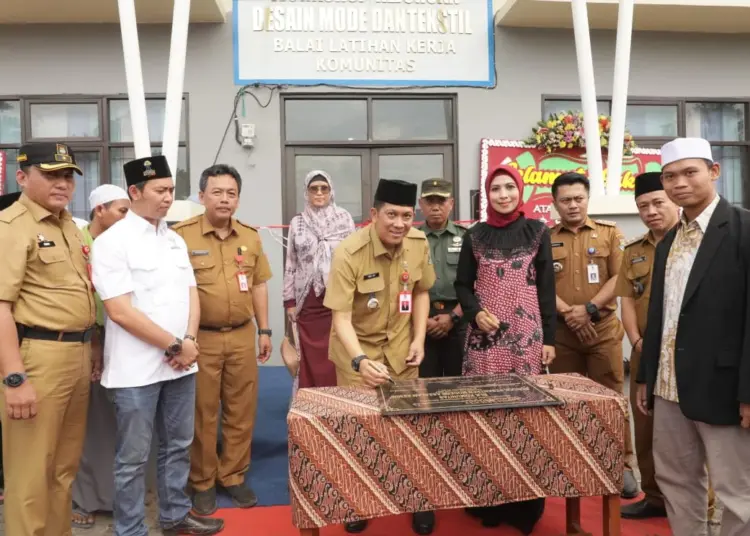 PERESMIAN: Pj Bupati Tangerang Andi saat meresmikan BLK Komunitas Ponpes Modern Assalam didampingi Kepala Disnaker dan Camat Kemiri Hendarto. Serta dihadiri istri Menteri Investasi RI, Sri Suparni Bahlil, Senin (15/1/2024). (ISTIMEWA)