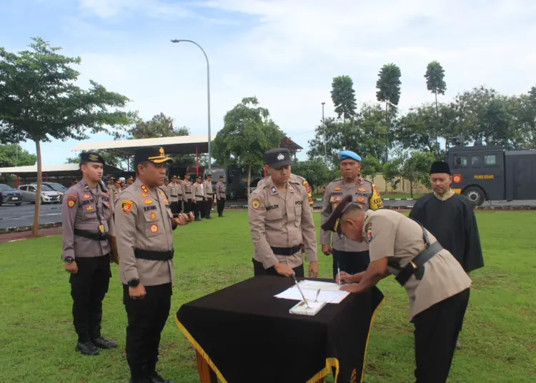 Sertijab Wakapolres dan Kabaglog Polres Serang. (ISTIMEWA)