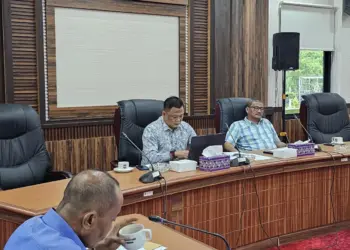 HEARING: Situasi hearing di Ruang Rapat Gabungan Gedung DPRD Kabupaten Tangerang, Tigaraksa, Rabu (17/1). Terlihat, Ketua Komisi IV DPRD Kabupaten Tangerang M. Ali dan Anggota Komisi IV Deden Umardhani, saat memberikan pemaparan. (ALFIAN HERIANTO)