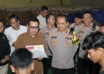 MENINJAU: Kapolresta Tangerang Kombes Pol Baktiar Joko Mujiono saat meninjau Gudang Logistik KPU Kabupaten Tangerang di Kecamatan Tigaraksa, Rabu (17/1). (ISTIMEWA)