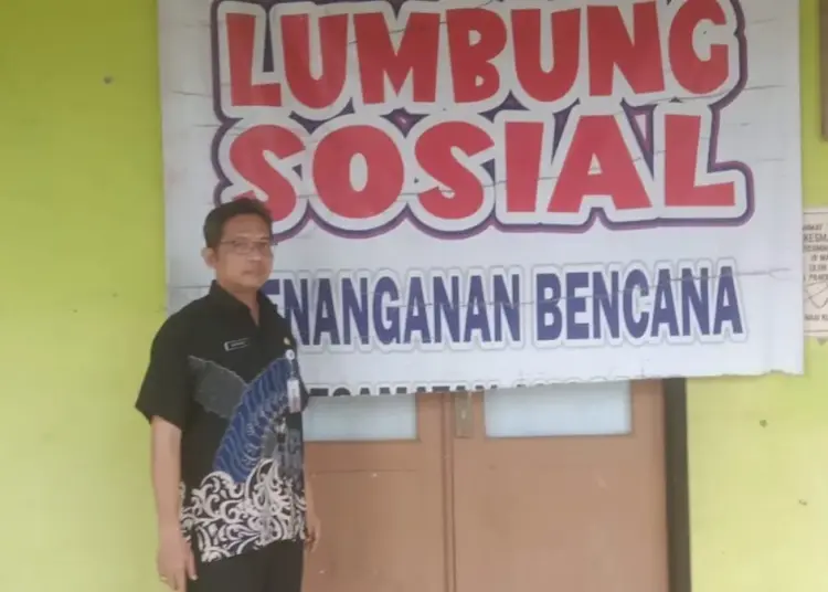 Kepala Dinsos Pandeglang, Sutoto, mengontrol lumbung sosial. (ISTIMEWA)