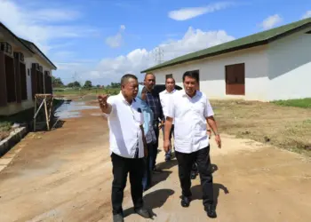 MENINJAU: Sekretaris Daerah (Sekda) Kabupaten Tangerang Moch. Maesyal Rasyid bersama Kepala DPKP Kabupaten Tangerang, Asep Jatnika saat meninjau Puskagro di wilayah Kecamatan Sepatan. (ALFIAN HERIANTO)