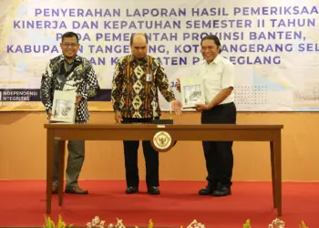 Pj Gubernur Banten Al Muktabar (kanan), menerima LHP BPK RI TA 2023. (ISTIMEWA)